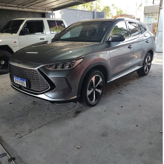 SUV cinza no pátio da Express Martelinho de Ouro