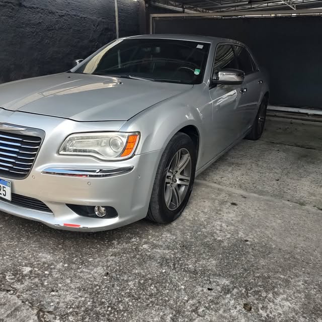 Chrysler 300 prata no box de acabamento
